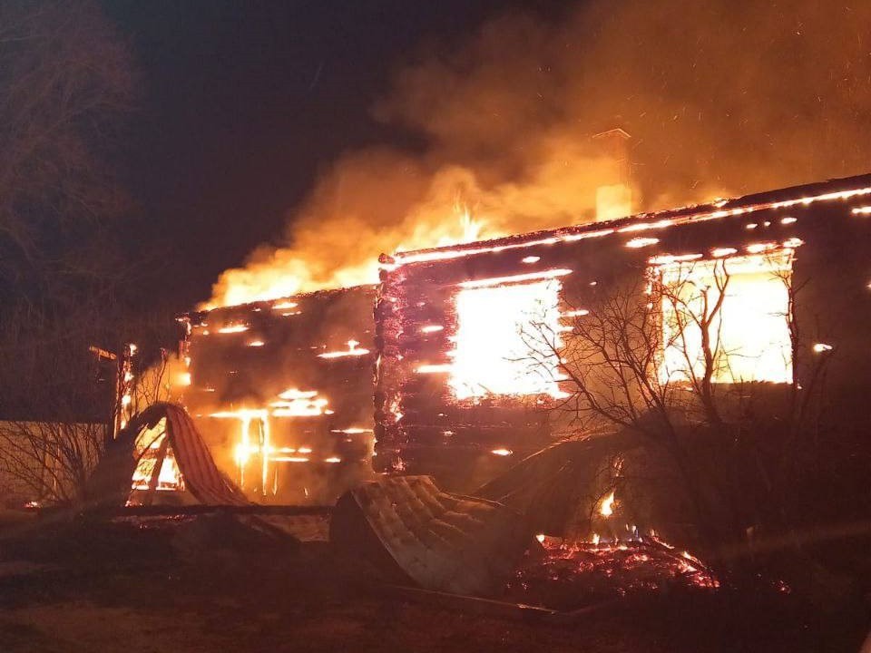 Два частных дома сгорели в Халтурино