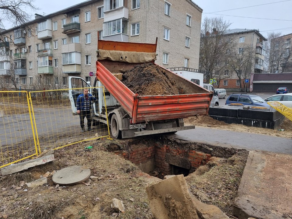 Поврежденные крышки люков и стенки колодцев отремонтируют в Красноармейске