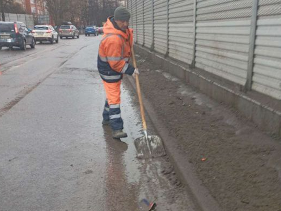 На улице 25-го Съезда откачали воду после таяния снега в Долгопрудном
