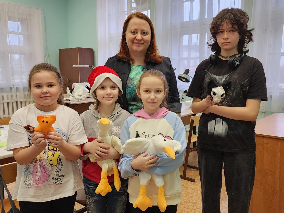 В кружке «Шик» школьницы научились шить мягкие игрушки