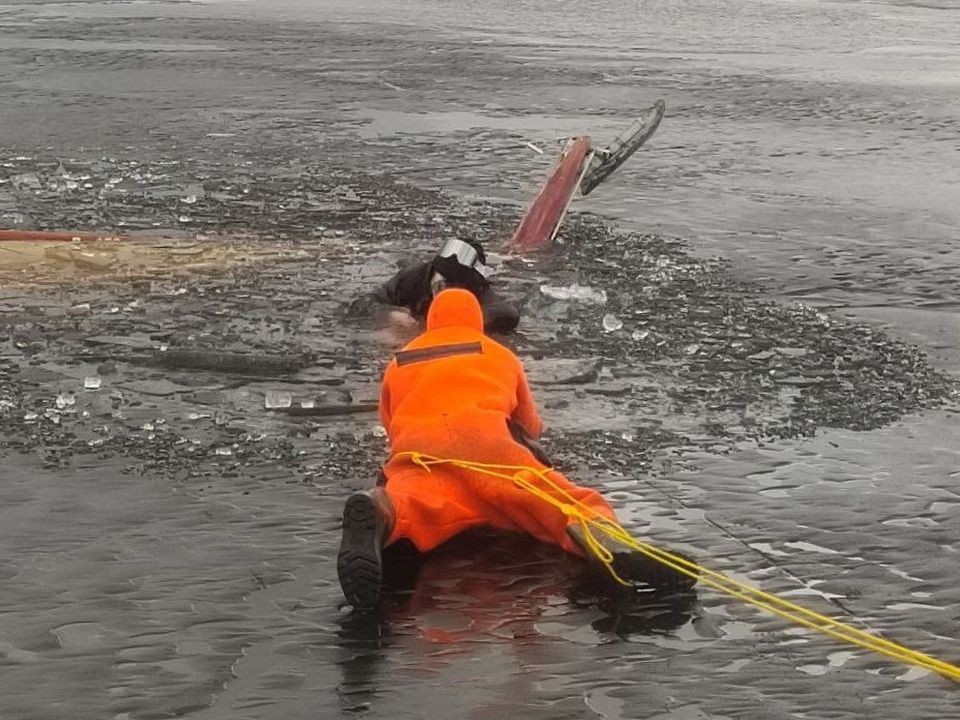 Мужчину спасли из ледяной воды на Пироговском водохранилище