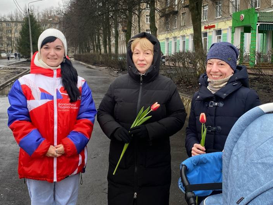 Тюльпаны раздали волонтеры на центральной площади Ступина накануне 8 Марта
