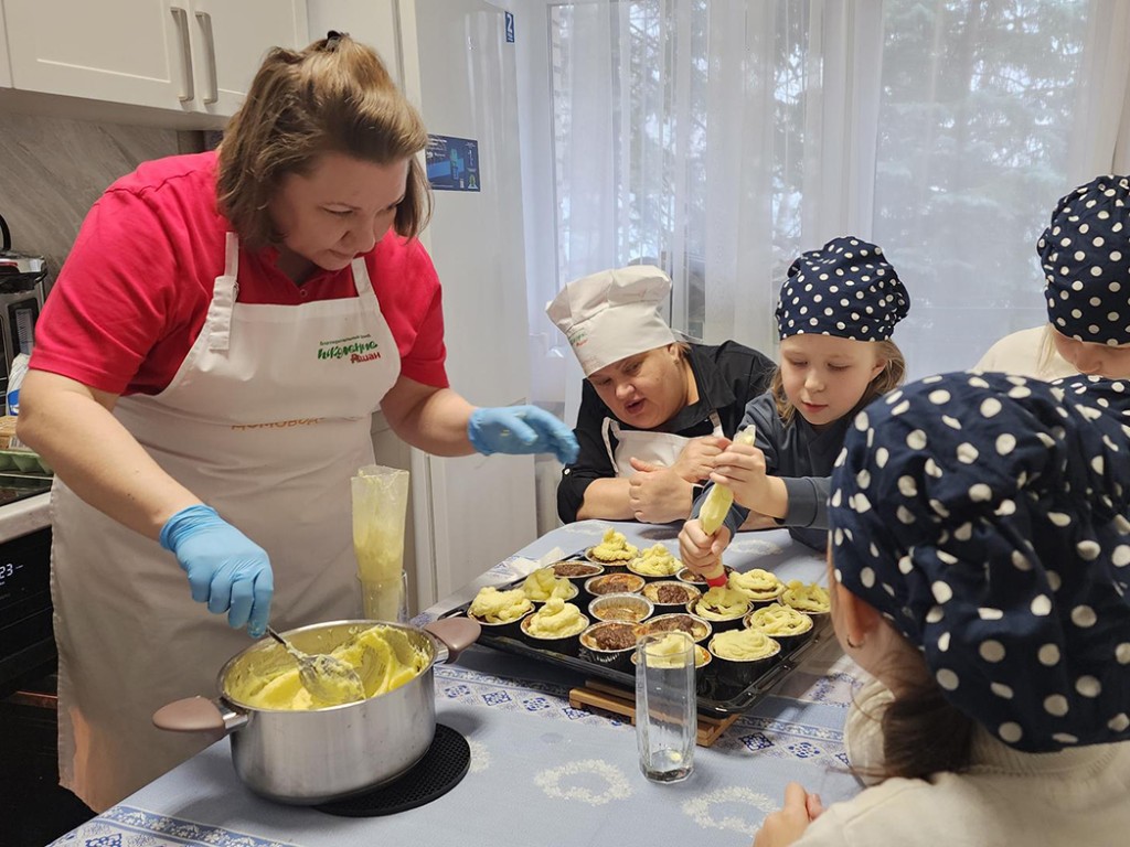 Особенные дети в Ивантеевке самостоятельно приготовили мясные пирожные