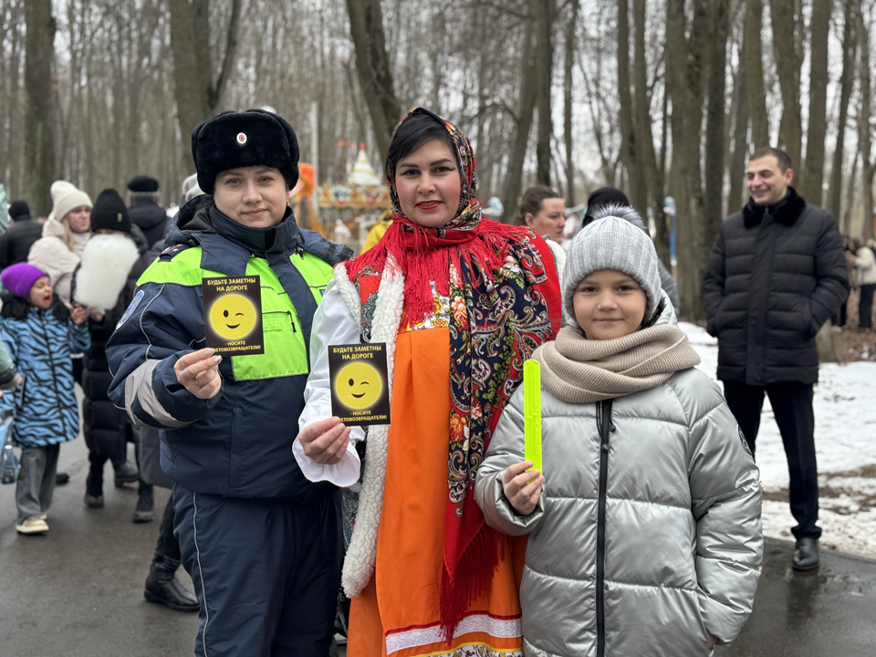 Полицейские Лотошина рассказали пешеходам о пользе светоотражателей на дороге