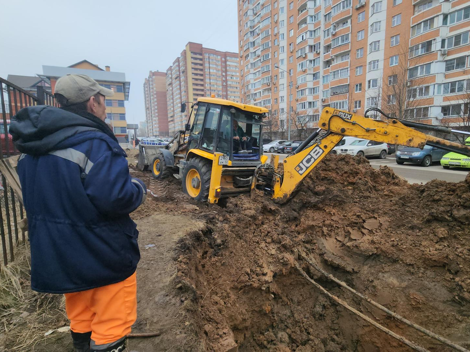 После аварии на водопроводе специалисты устраняют два прорыва на улице Успенской