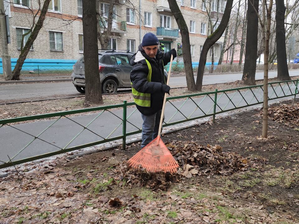 Стабильную зарплату и подработки обещают дворникам в протвинском «Протоне»