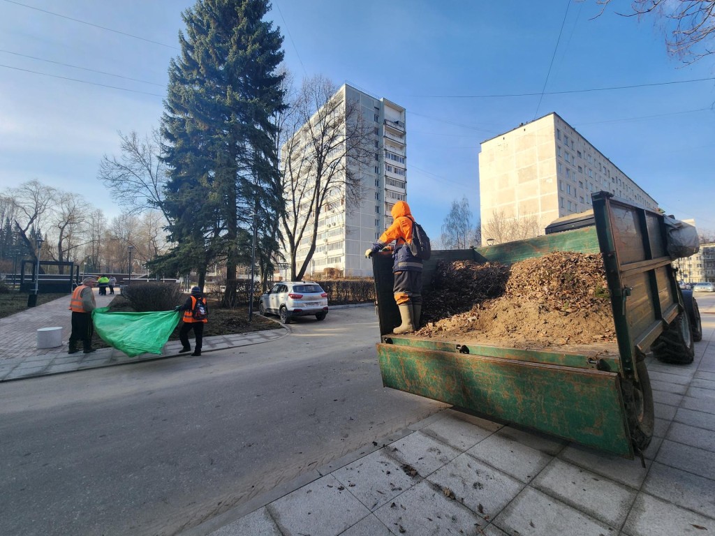 Пущинские коммунальщики начали приводить город в порядок после зимы