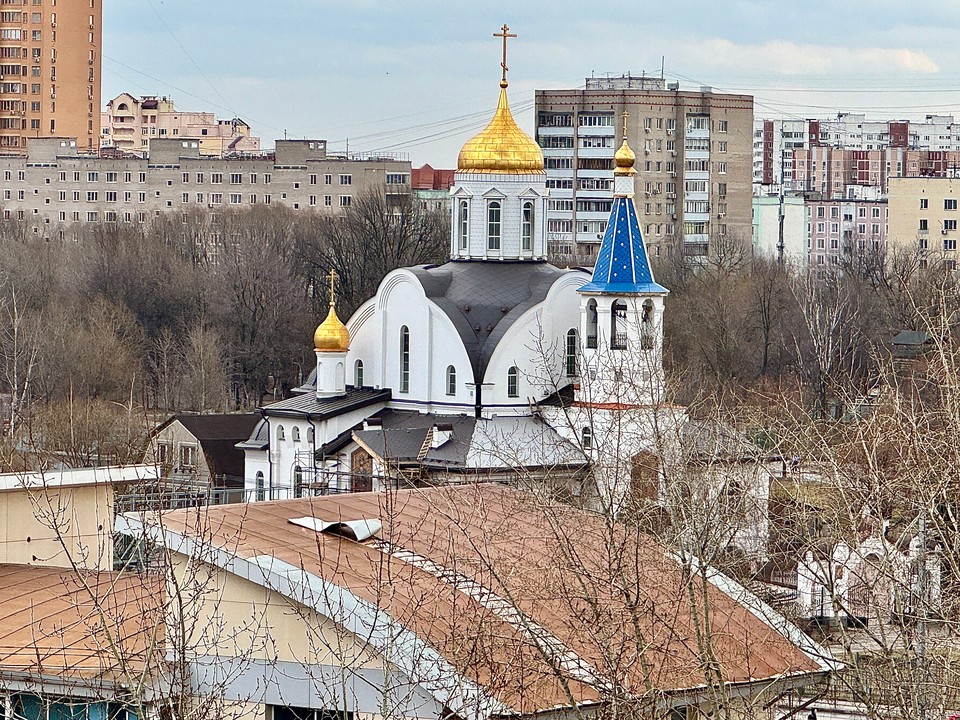 Сильный порыв ветра повредил крышу заброшенной ж/д станции в Реутове