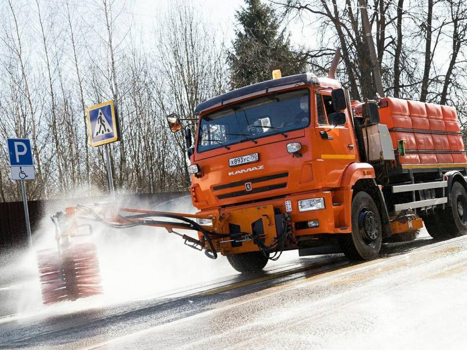 Весеннюю уборку во дворах и парках Лобни начали 250 дворников