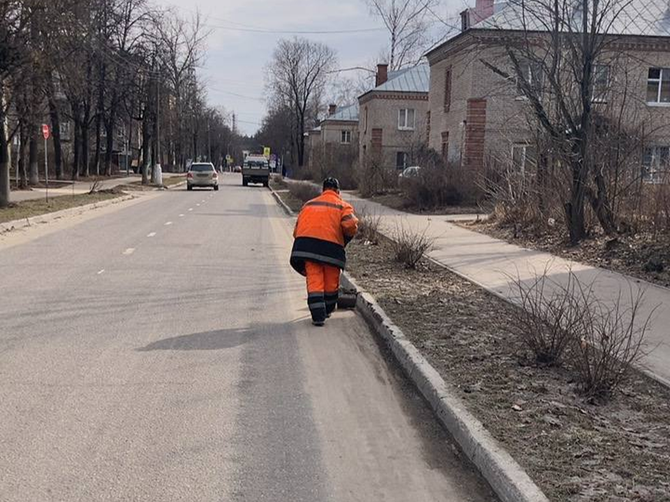 Улицы Жуковского приводят в порядок после зимы