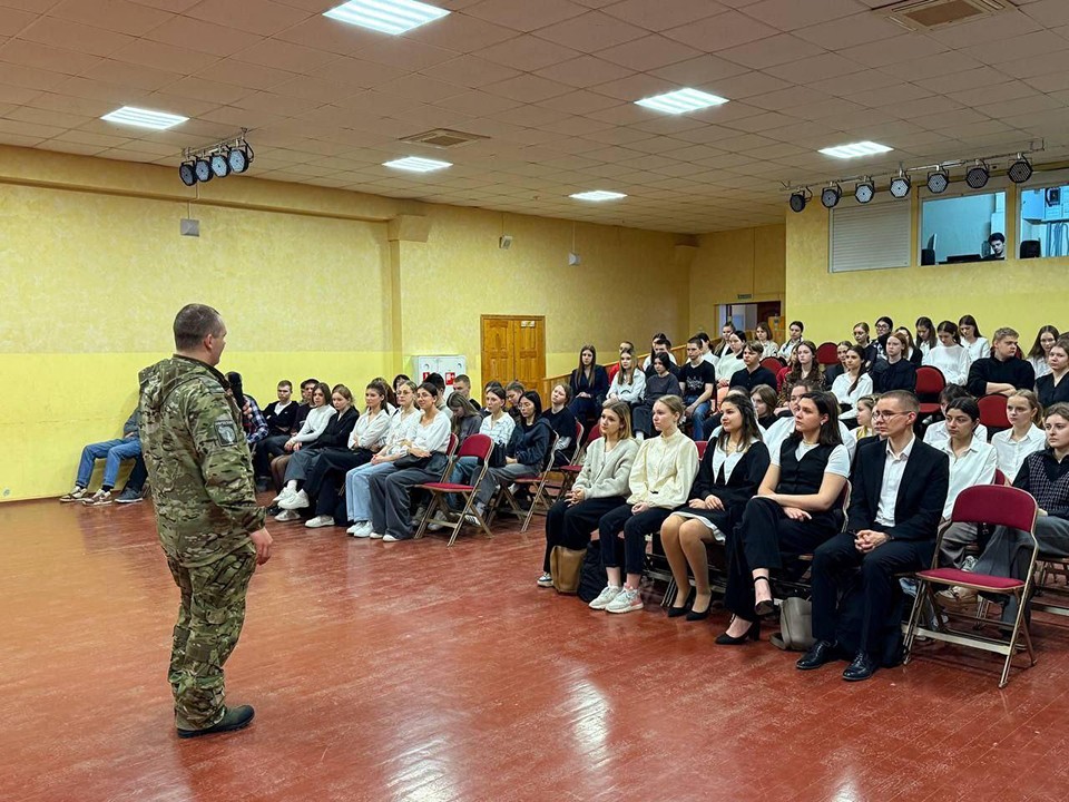 Герой СВО провел Урок мужества для студентов Серпуховского колледжа