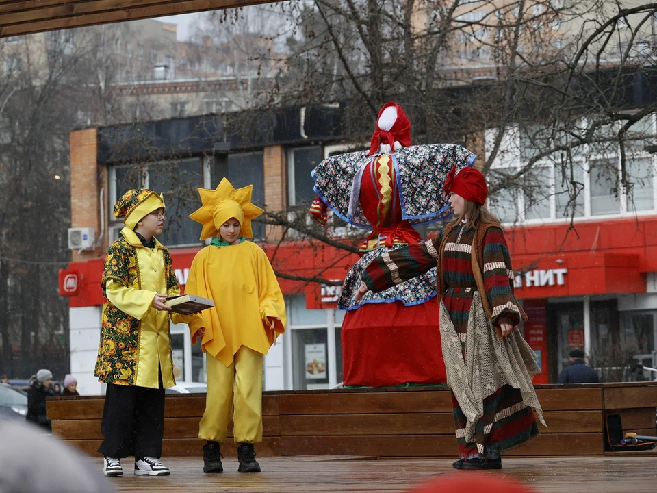 Блинами и безудержным весельем провожают зиму в Дзержинском