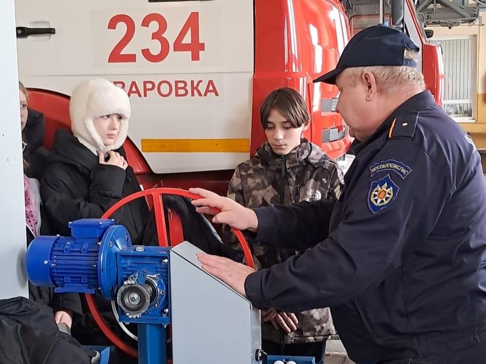 Семиклассники Уваровской школы побывали за кулисами пожарной службы