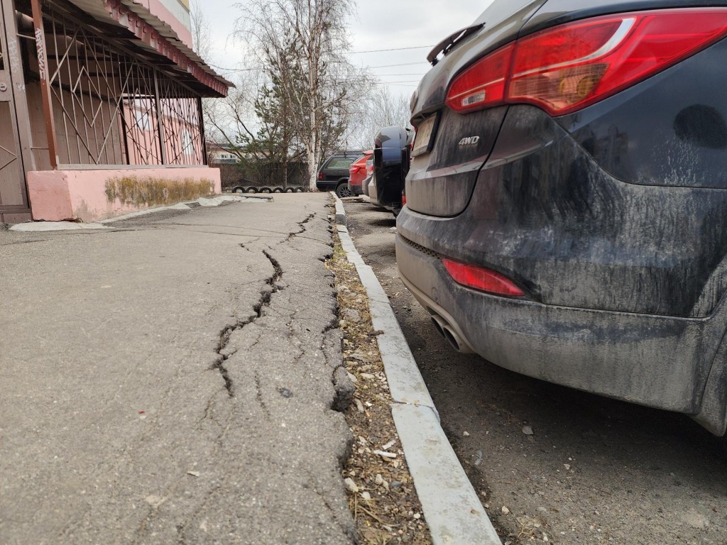 В Красногорске заменят асфальт у дома на улице Школьной в Нахабине