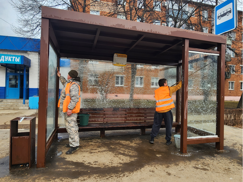 Остановки в Серебряных Прудах начали отмывать от зимней грязи