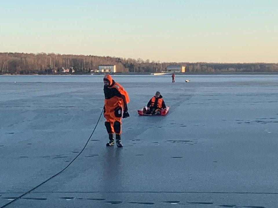 Спасатели сняли с тонкого льда двух рыбаков на Можайском водохранилище