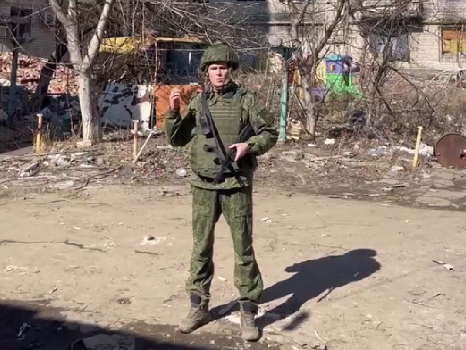 Боец из Дубны Максим Большаков поздравил женщин из освобожденного Артемовска