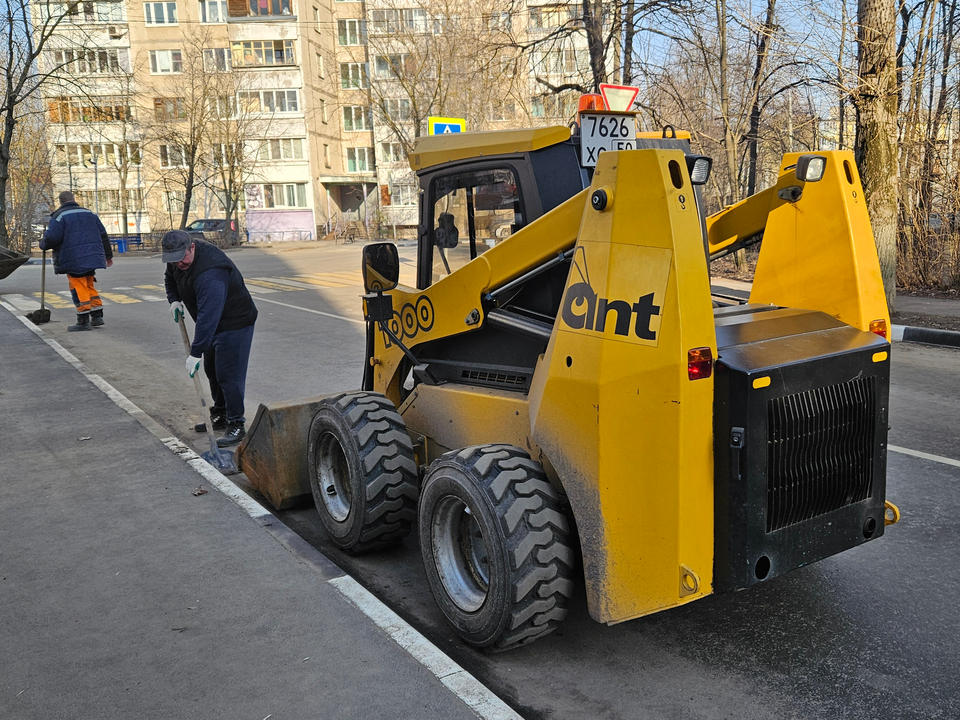 Жуковские коммунальщики продолжают работы по весенней уборке городских территорий