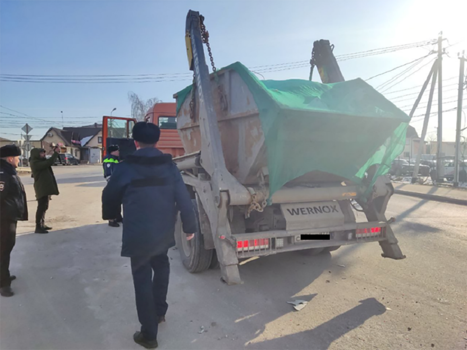 В Булатникове задержали грузовик с нелегальным строймусором