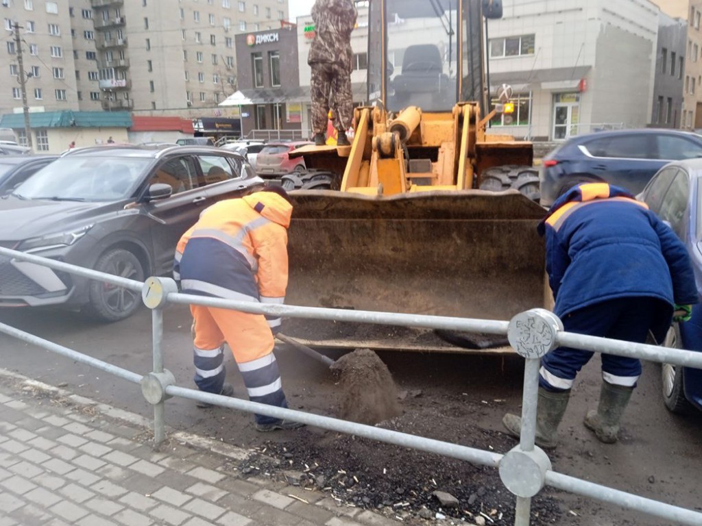 Уборку парковки в Ивантеевке провели после жалобы жительницы