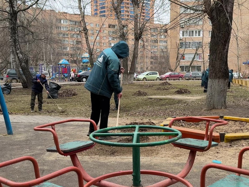 В Реутове во время генеральной уборки уберут листву, мусор и помоют остановки