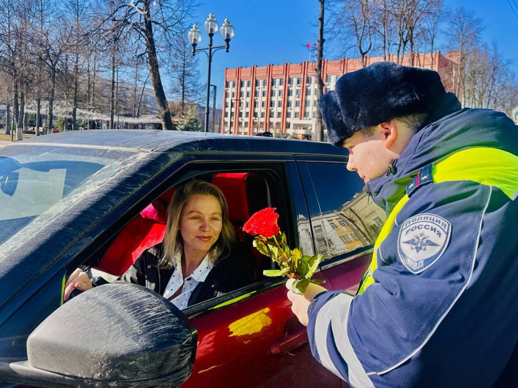 Госавтоинспекторы подарили цветы ступинским автоледи в преддверии 8 Марта