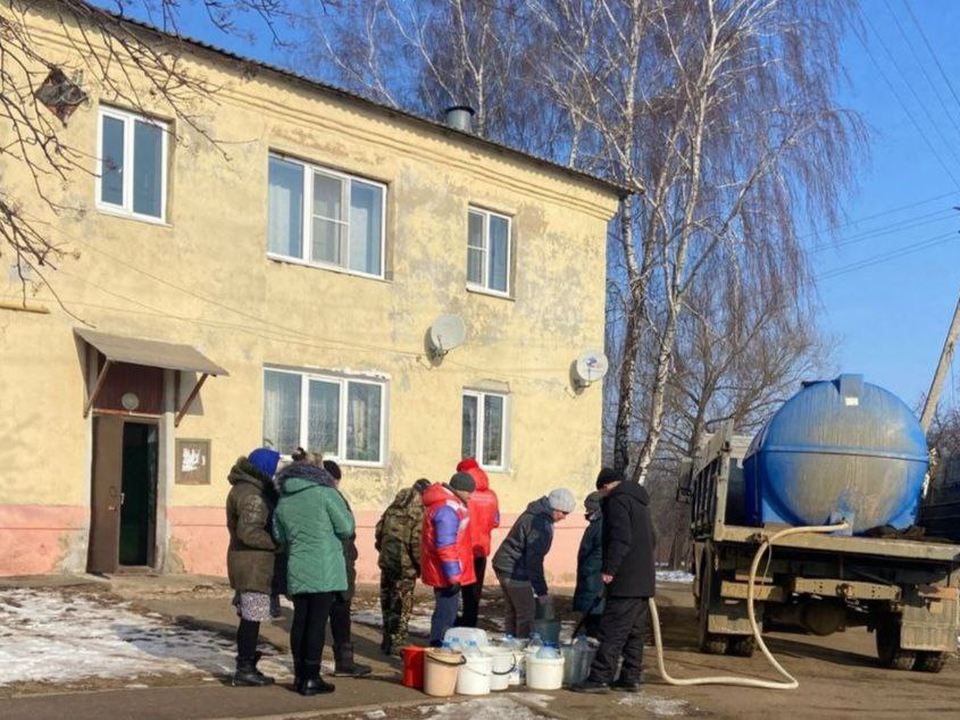 Тяжелые бутыли с водой до квартир жителям Клемова помогают донести волонтеры