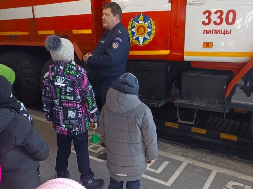 В Липицах школьникам провели экскурсию в пожарной части