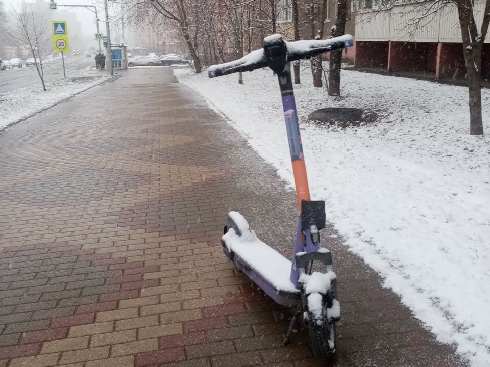 Дзержинцы не смогут взять в аренду электросамокат, пока не изменятся погодные условия