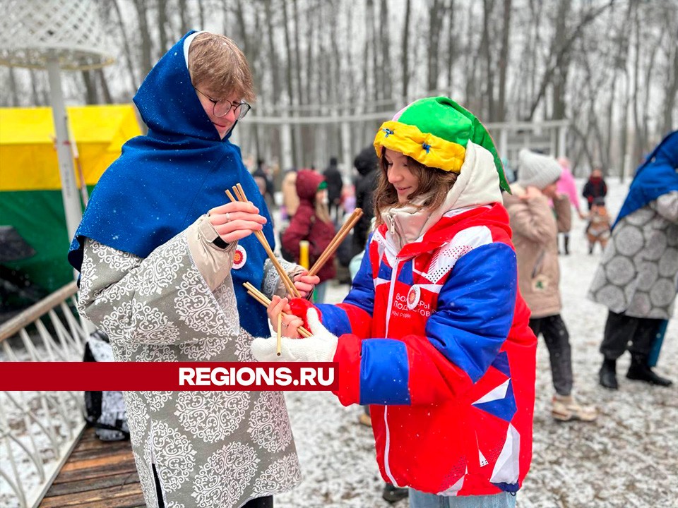 Жители Воскресенска поиграли в «Городки» и смастерили куклу-комоедицу