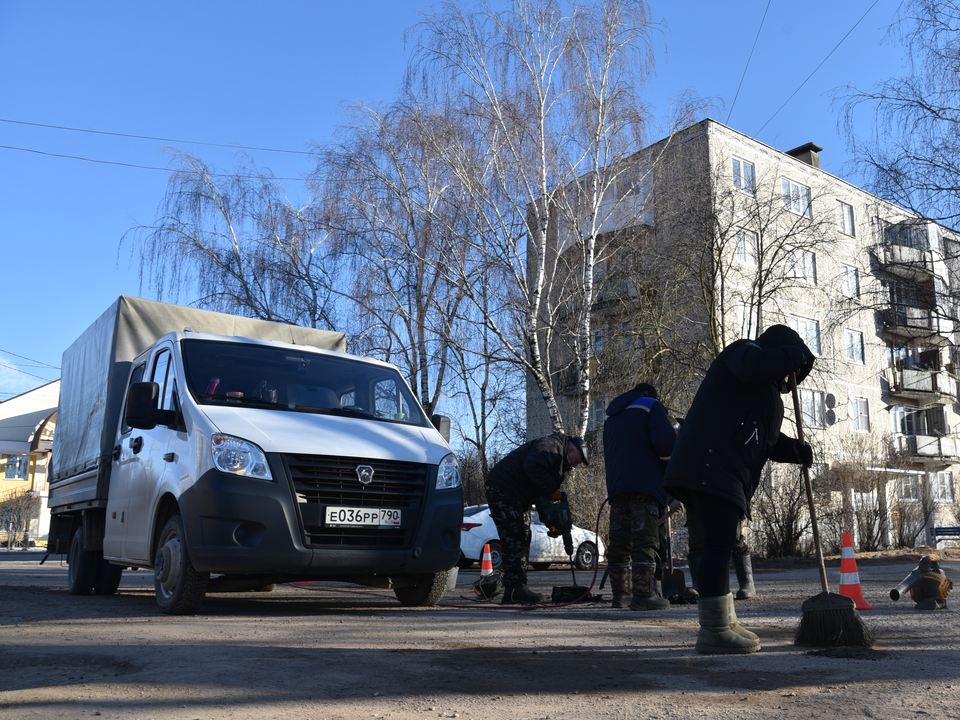 Коммунальщики залатали ямы и убрали провисшие провода в двух населенных пунктах Лотошина