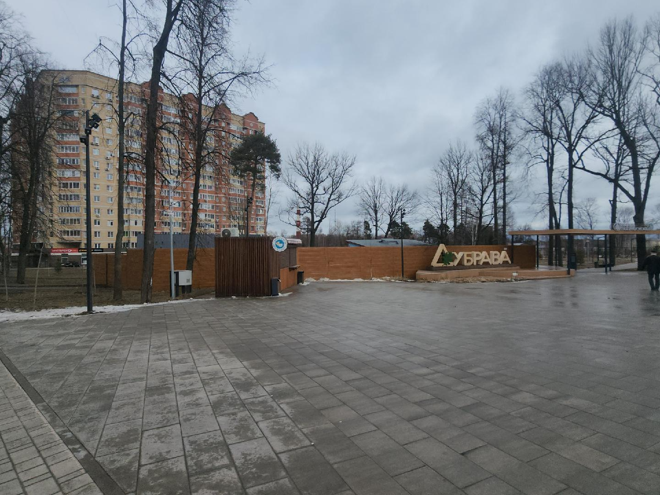 На прибрежной территории парка «Дубрава» установили деревянные лежаки