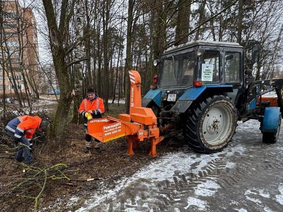 Более 600 рабочих убирают смет и опавшие ветки на улицах Серпухова