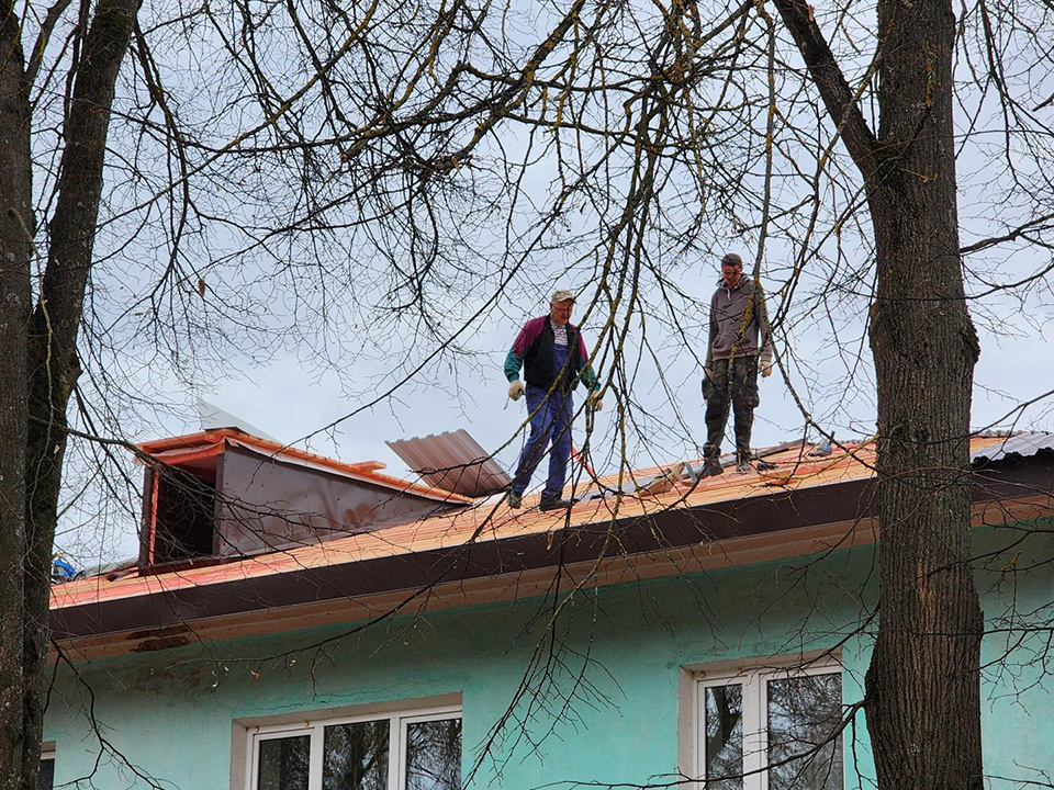 Ремонт крыши дома на улице Садовой в Волоколамске завершат на этой неделе