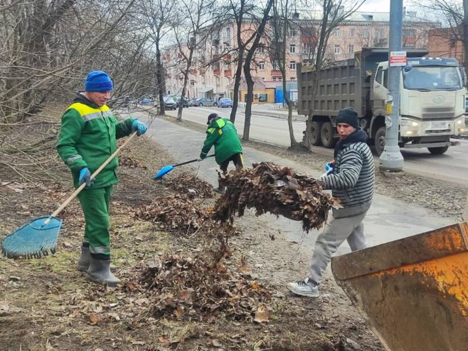 Дзержинский убирают от мусора и грязи к 8 марта