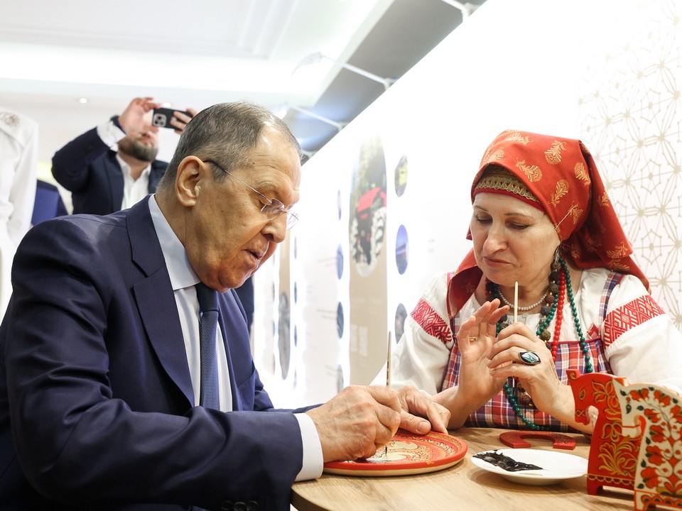 Главу МИД Сергея Лаврова поздравили с юбилеем его земляки из Ногинска
