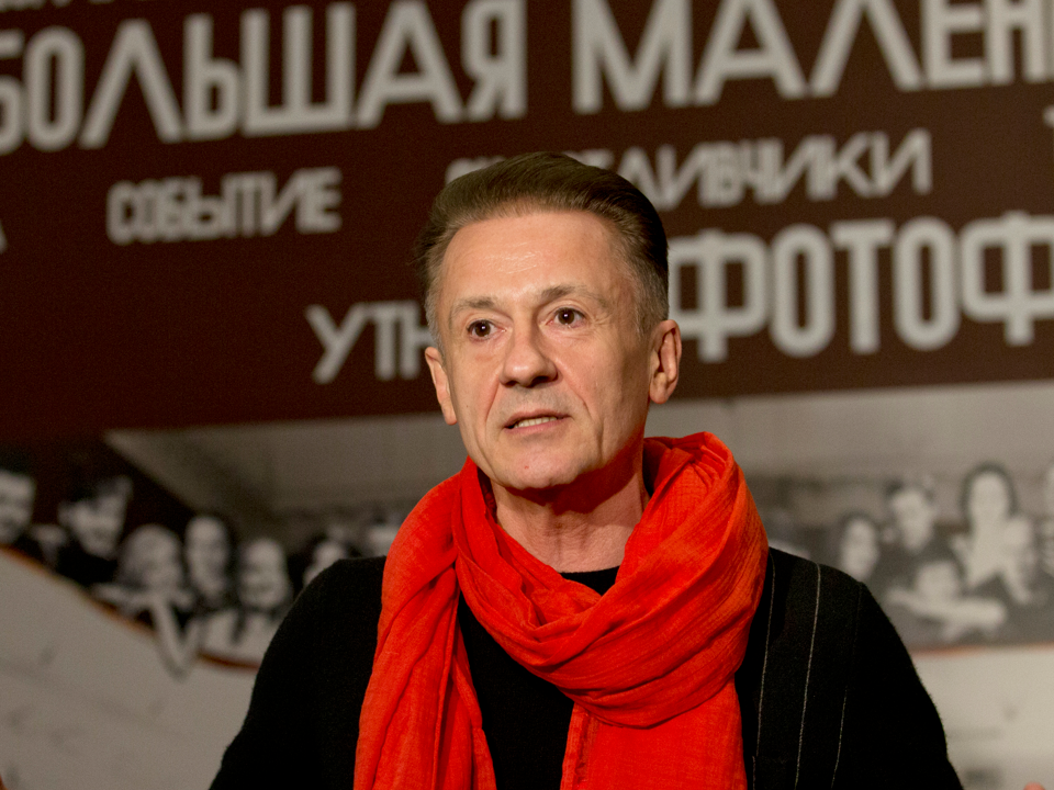 «Я предпочитаю быть абсолютно разным»: Олег Меньшиков раскрыл секреты своего стиля