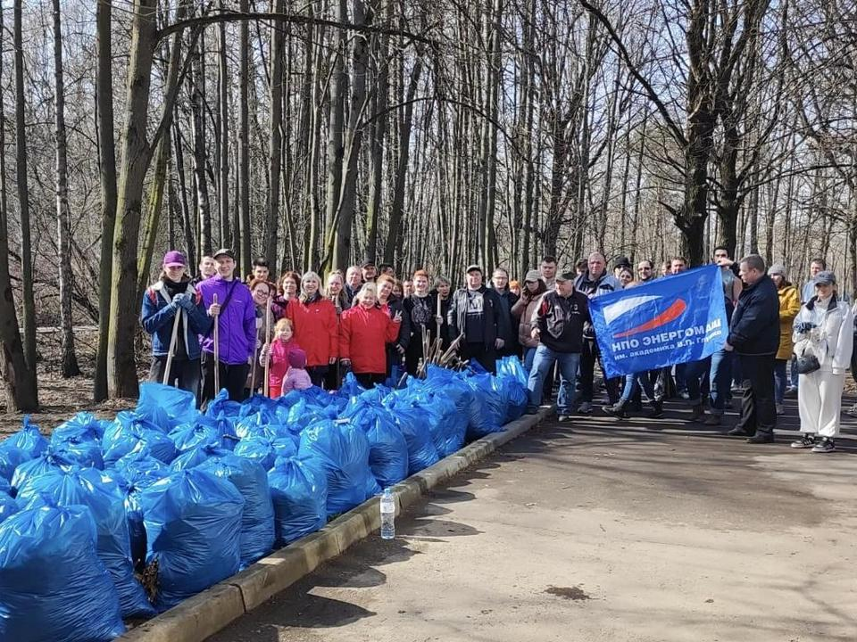 Жители сообща помогли очистить Старые Химки и Левобережный от мусора и листвы