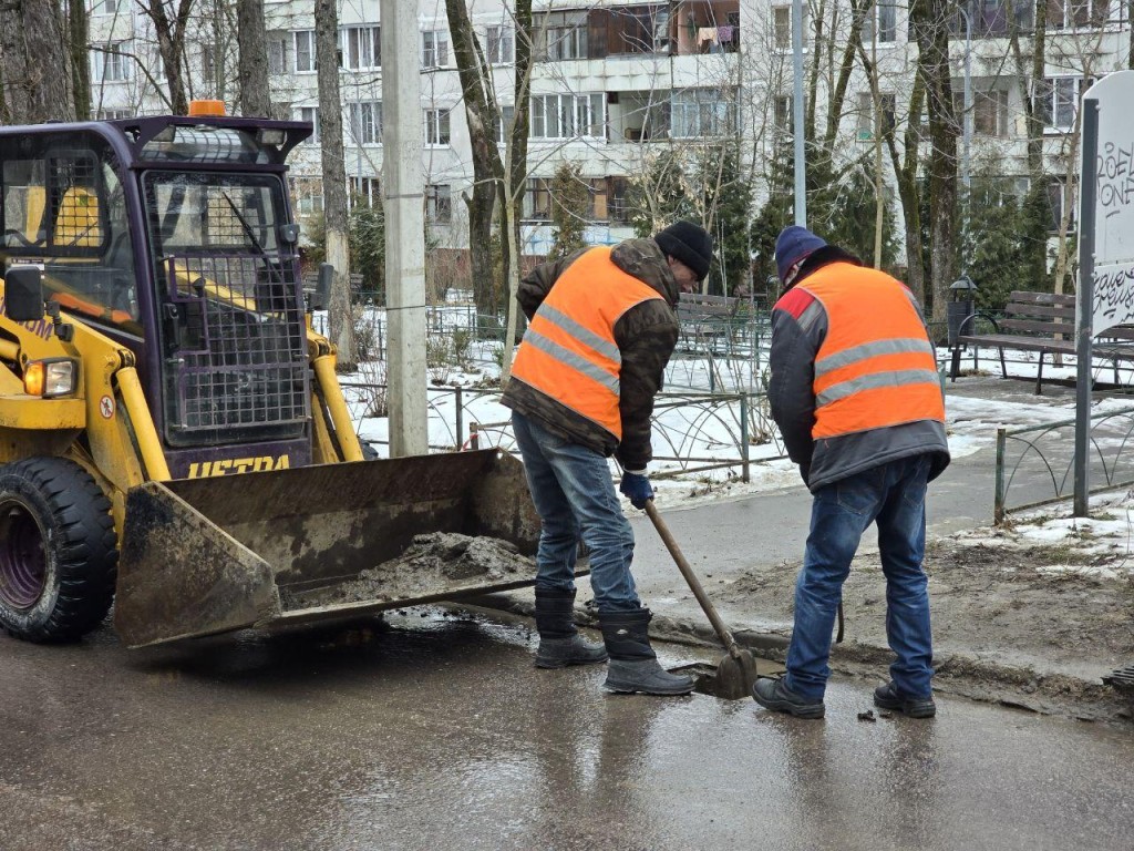 Можайский коммунальщики приступили к подготовке городских улиц к весенним ливням