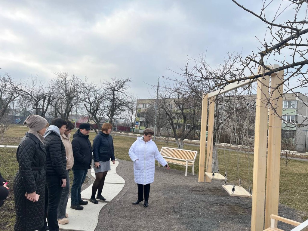 Посетители Яблоневого сада перестали отмывать одежду после катания на качелях