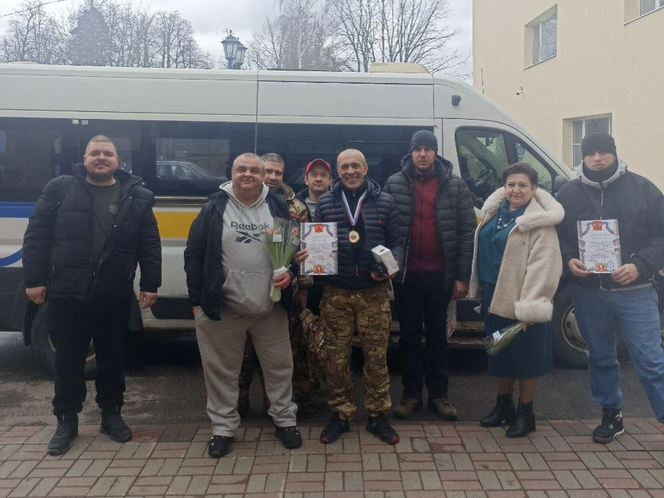 Бойцы СВО из «Ясенок» показали мастерство стрельбы из пневматической винтовки