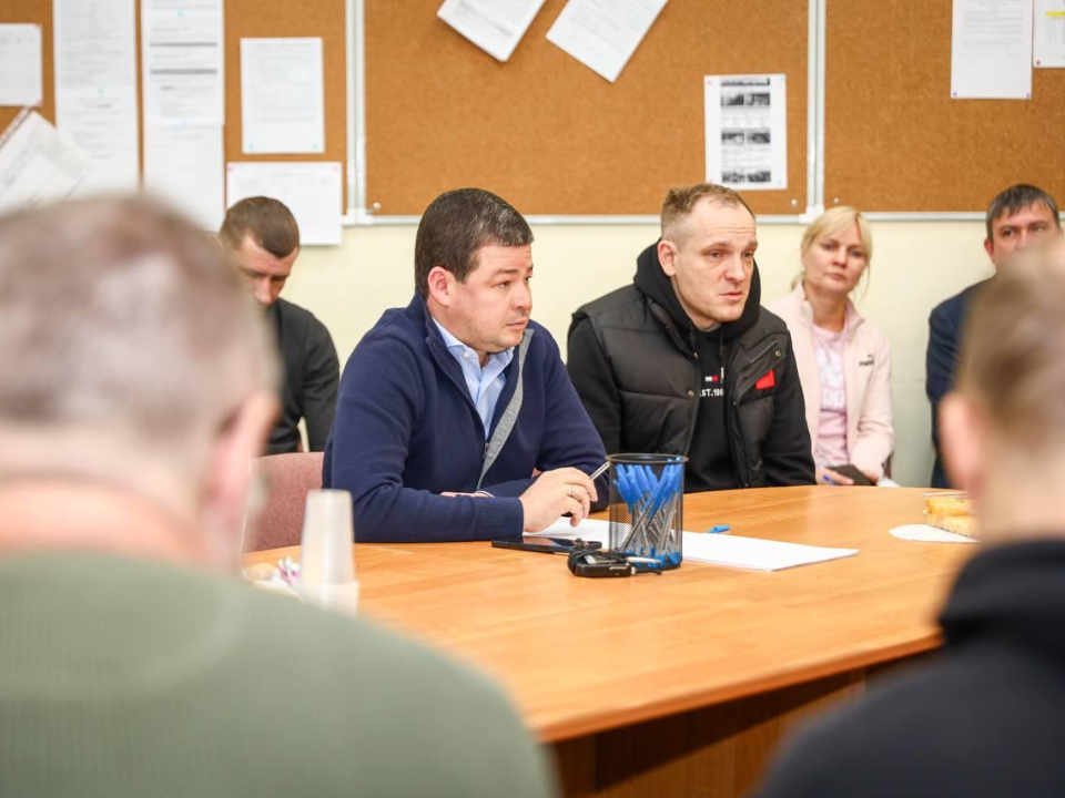 Глава Раменского округа провел встречу с жителями дома, пострадавшего от атаки дрона