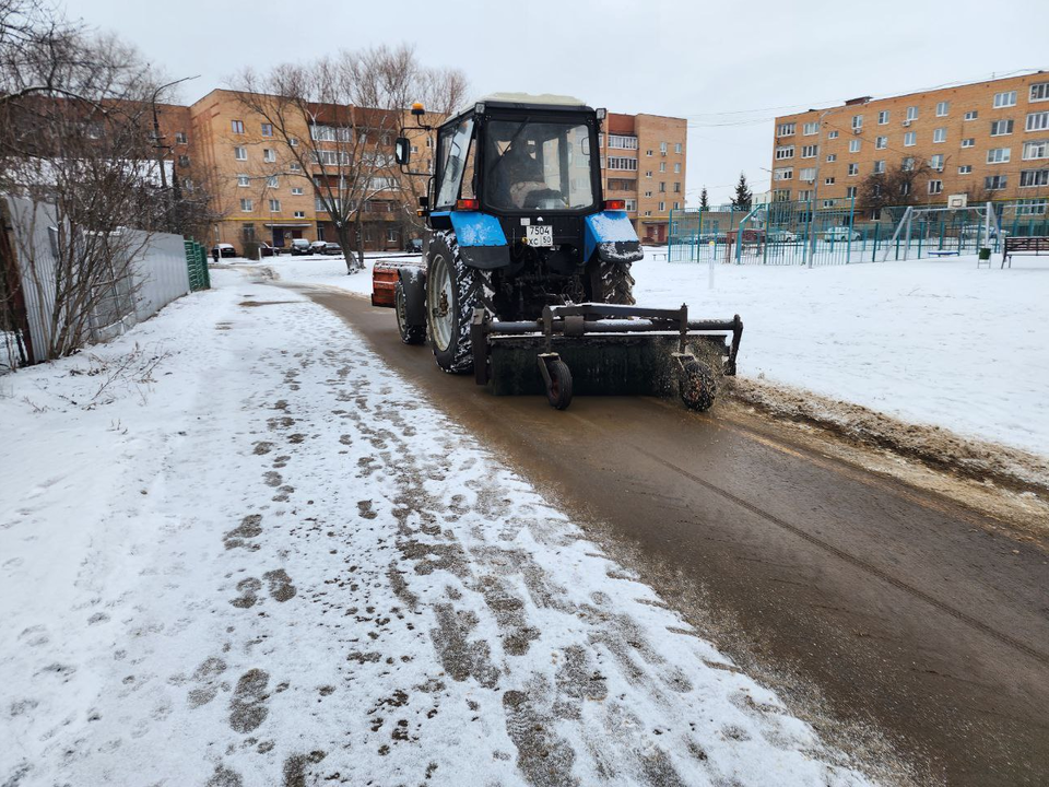 Коммунальщики Серебряных Прудов очищают улицы и дворы от зимнего песка