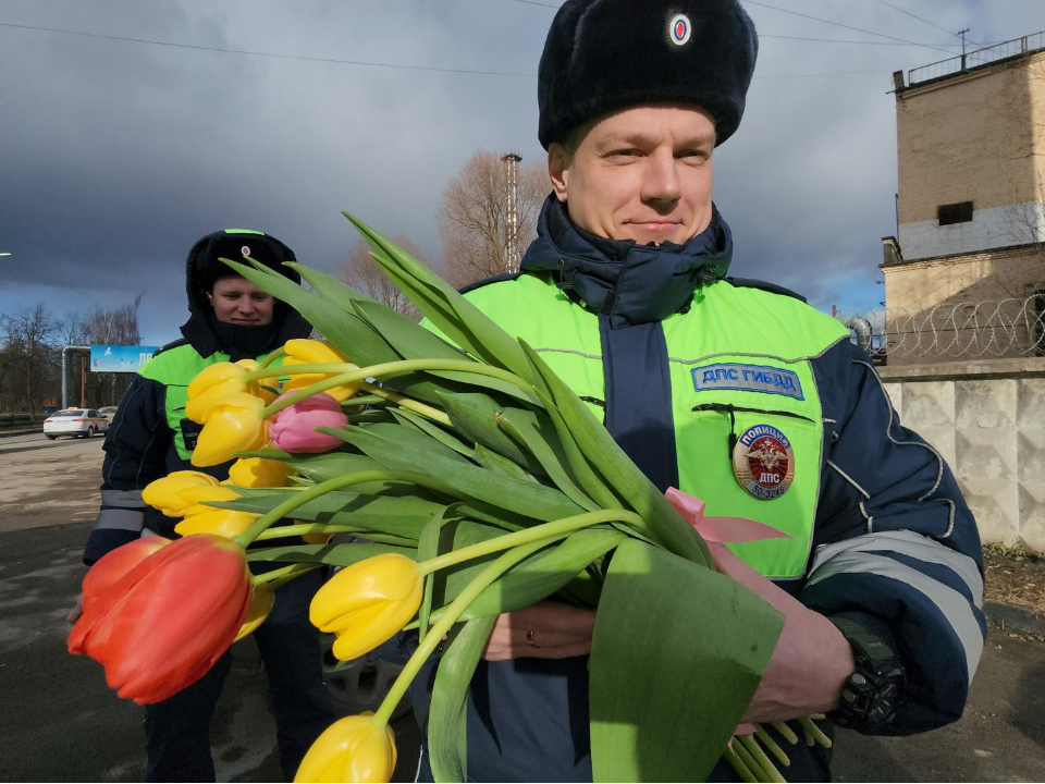 Автоледи Лобни получили букеты тюльпанов от сотрудников Госавтоинспекции