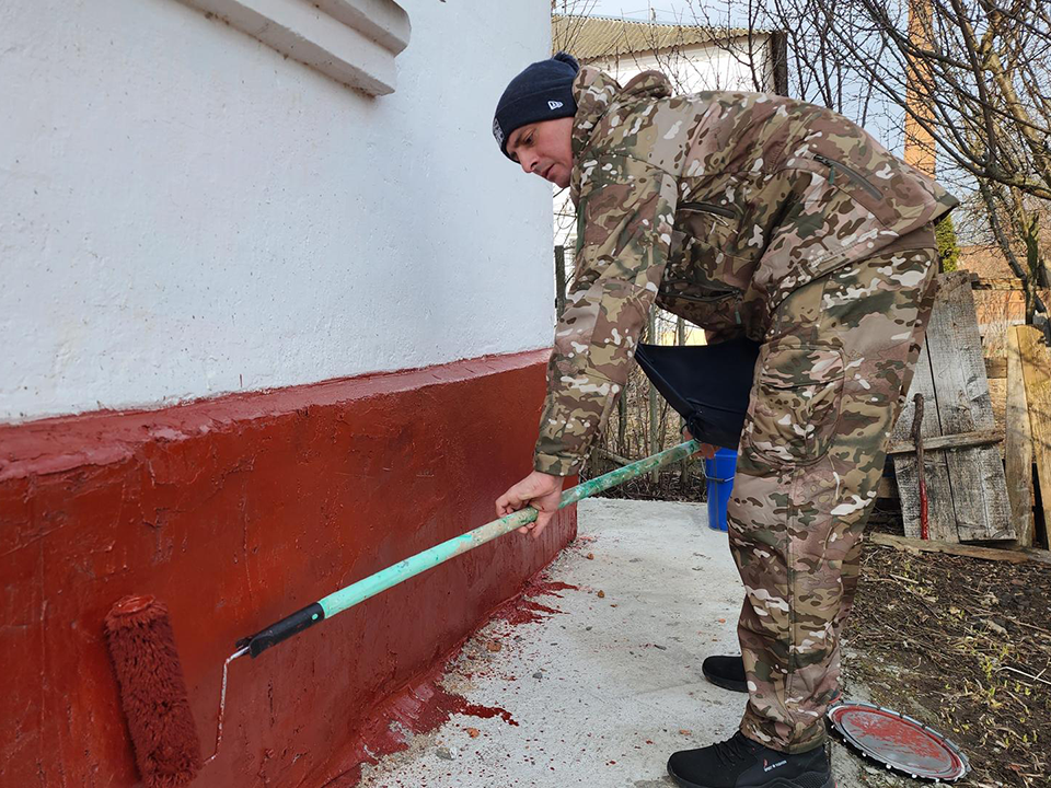 В Кострове покрасили цоколь и двери дома на Парковой