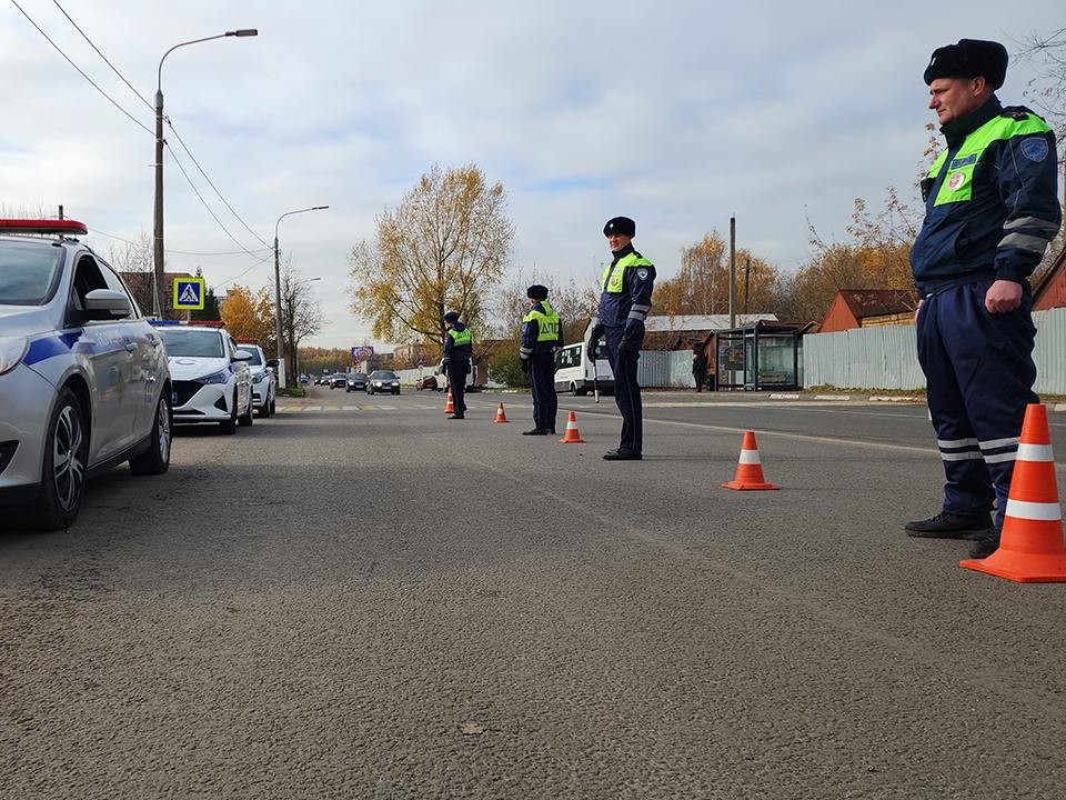 Опубликованы кадры перекрытой дороги в Серпухове из-за неразорвавшегося снаряда