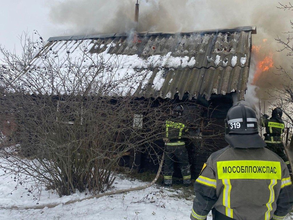 Специалисты выясняют причину пожара в деревянном доме в Ступине