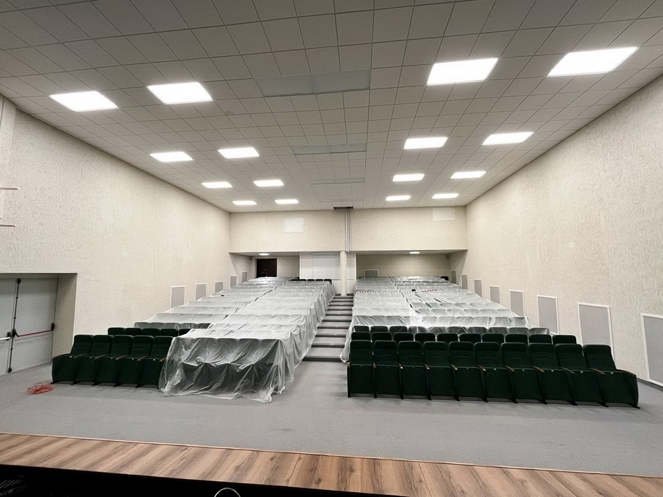 Зрительный зал открылся после ремонта в ДК поселка Зеленый