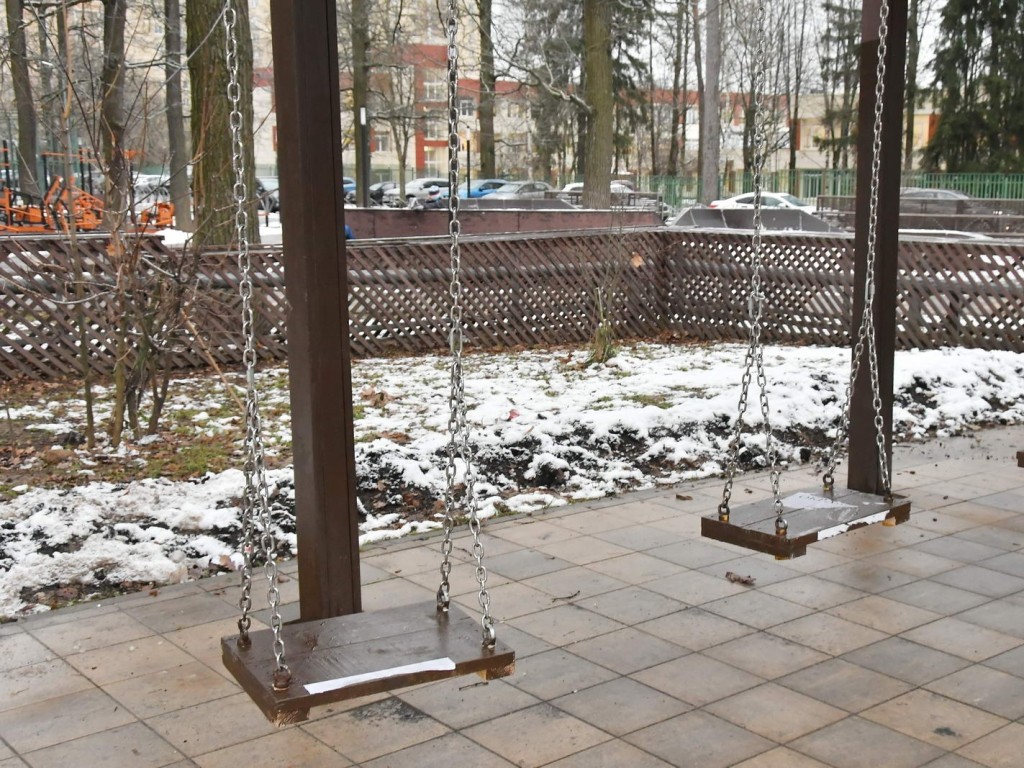В Белях Столбах отремонтировали детские качели
