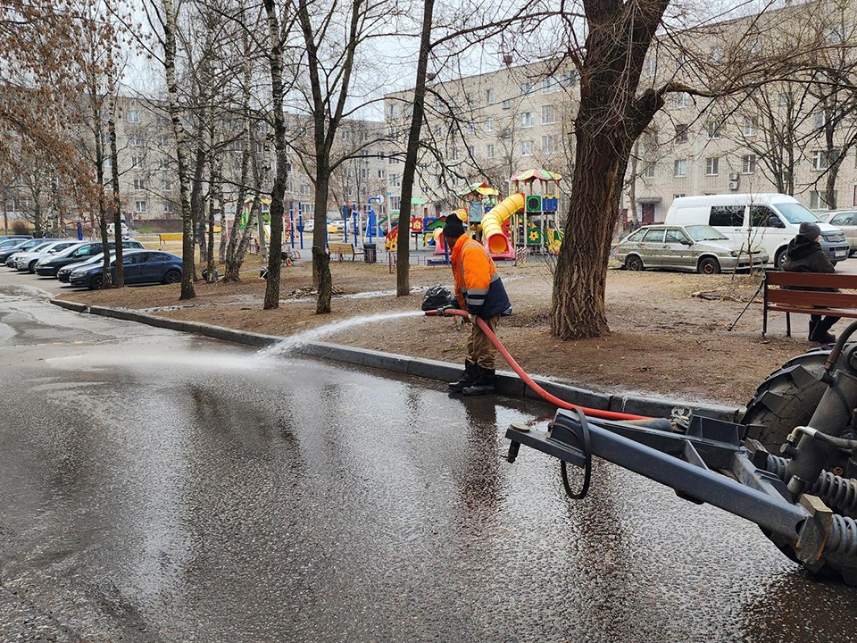 Коммунальщики устроили влажную уборку во дворах на улице Босова в Истре